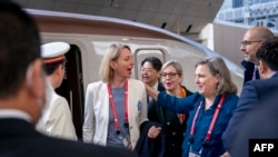 負責政治事務的美國助理國務卿維克多莉亞·紐蘭（右）同負責安全政策、北美、英國事務並兼歐洲自由貿易協會主任的聯邦德國外事辦主任喬文·貝爾曼（Tjorven Bellmann）（左）打招呼。一行人2023年4月16日在東京乘火車出席G7外長會議。