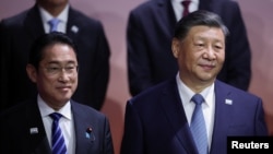 在三藩市舉行的亞太經合組織高峰會上，日本首相岸田文雄（左）與中國國家主席習近平和其他與會領導人合影。（2023年11月16日）