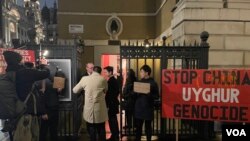 一群香港示威者2月13日傍晚在倫敦抗議香港經濟質易辦事處農曆新年酒會，網名“攬炒巴"的香港民主派人士劉祖迪(圖中手持抗議紙牌）帶領示威者在市中心國宴廳（Banqueting House）外示威（美國之音/鄭樂捷）