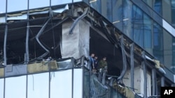 2023年7月30日，在據報莫斯科發生無人機襲擊事件後，調查人員正在檢查莫斯科市商業區一座受損的摩天大樓。