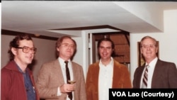 ຮູບພາບທີ່ຖ່າຍໃນປີ 1983, ຜູ້ທີ 2 ຈາກຊ້າຍ ທ່ານຈອນ ທັກເກີ້, ຫົວໜ້າພະແນກພາສາລາວຄົນທີ 6 ແລະຜູ້ທີ 1 ຈາກຂວາ ແມ່ນ ທ່ານດັກ​ກລາສ ​ໄວກລີ, ຫົວໜ້າພະແນກພາສາລາວຄົນທີ 5.