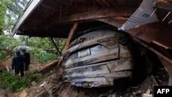 ລົດຍົນຄັນນຶ່ງຍັງຄົງຢູ່ໃນຊາກຫັກພັງຫຼັງຈາກບ້ານແລະໂຮງຈອດລົດຖືກທຳລາຍໂດຍດິນຖະລົ່ມເນື່ອງຈາກພະຍຸ ແມ່ນໍ້າຊັ້ນບັນຍາກາດ ຫຼື Asmospheric River ໄດ້ຖ້ວມເຂດ ຮໍລີວຸດຮີວ ໃນລອສແອງເຈີລິສ ລັດຄາລິບຟໍເນຍ 06 ກຸມພາ 2024