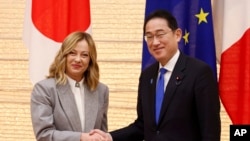2024年2月5日，意大利總理梅洛尼和日本首相岸田文雄在東京日本首相官邸舉行的日意雙邊會晤中合影。（美聯社照片）