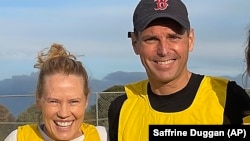 這張未註明日期的照片顯示的是丹尼爾·杜根（右，Daniel Duggan）和他的妻子薩夫林。前美國軍事飛行員杜根因美國指控他非法訓練中國飛行員而舉行的引渡聽證會於2023年7月25日推遲。照片由美聯社提供。