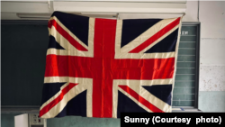 荒廢學校課室中的英國國旗。(圖片來源：窮遊廢墟 臉書網頁)