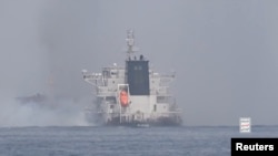 资料照片：红海一艘船发生爆炸后浓烟滚滚，胡塞武装称这是他们对希腊拥有的MV Tutor号发动的袭击。(2024年6月12日)