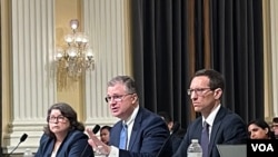 美國國防部負責印太安全助理部長伊萊·拉特納（右）、國務院主管亞太事務助理國務卿康達（中）、和商務部負責出口管制助理部長西婭·羅茲曼·肯德勒（左）週四出席國會眾議院中國特設委員會聽證會，針對拜登政府的中國戰略接受議員質詢。 （2023年7月20日，美國之音記者李逸華攝）