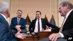 美國國會眾議院美國和中國共產黨戰略競爭特設委員會2023年2月28日召開首場聽證會，委員會主席、共和黨聯邦眾議員邁克·加拉格爾（圖中）主持。