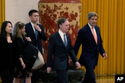 美國氣候特使克里（右）與美國駐華大使伯恩斯抵達北京人大會堂出席美中會談。 (2023年7月19日）