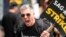 Участник забастовки актер Энсон Маунт.
Credit: AP 