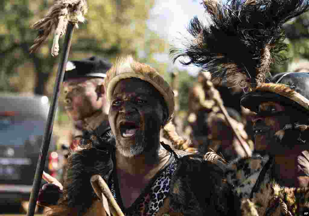 Mourners attend the burial service for Malawi&#39;s Vice President Saulos Chilima in Nsipe.