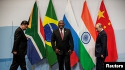 资料照片：南非总统拉马福萨、中国国家主席习近平和俄罗斯总统普京于2018年7月26日在南非约翰内斯堡举行的金砖国家峰会上准备合影。(路透社图片)