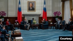 美国国会众议院军事委员会主席迈克·罗杰斯率领多位委员会两党成员在访问台湾期间和台湾总统蔡英文会面，就美台多项议题进行讨论。（照片来源：台湾总统府）