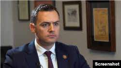 美国国会众议院美国与中共战略竞争特设委员会主席迈克·加拉格尔众议员2023年10月25日接受美国之音的专访。