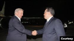 美國眾議院軍事委員會主席羅傑斯率領多位委員會兩黨成員2023年6月27日晚間抵達台灣。台灣外交部北美司副司長馬博元前往接機。（照片來源：台灣外交部）