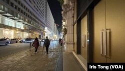 12月26日”拆禮物日”晚上7 時左右，九龍購物區尖沙咀廣東道多間店舖倒閉沒有營業，人流疏落。(美國之音/湯惠芸)