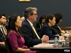 香港监察(Hong Kong Watch)组织创办人罗杰斯(中) (美国之音/莫干生)