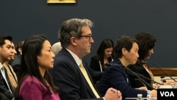 香港監察(Hong Kong Watch)組織創辦人羅傑斯（圖中，攝影：美國之音莫幹生）