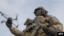 烏克蘭交戰雙方都在戰場上使用中國製造大疆無人機。（法新社視頻截圖）