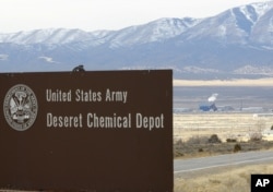 资料照 - 照片摄于2012年1月18日，位于美国犹他州斯托克市附近的沙漠美国陆军化学武器储存库。当日，美国陆军在这里销毁最后一批装有芥子毒剂155毫米炮弹。过去15年间，美国在这座储存库里陆续销毁了最大批量的库存化学武器，占美国化学武器总量的44%。