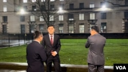 一群香港示威者在倫敦抗議香港經濟質易辦事處農曆新年酒會，一度令中國駐英國大使館公使楊曉光（圖中）一行人在外面等候未有入場。美國之音記者詢問他們是否大使館的人員後，他們不發一言急步走入倫敦市中心國宴廳（Banqueting House）會場。 (美國之音/鄭樂捷)