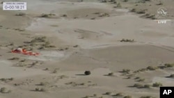 แคปซูลจากยานสำรวจดาวเคราะห์น้อย โอริริส-เรกซ์ ของนาซ่า บรรจุตัวอย่างพื้นผิวดาวเคราะห์น้อยเบนนู กลับสู่พื้นโลกสำเร็จในวันอาทิตย์ที่ 24 ก.ย. 2023 (ภาพจาก NASA TV / AP)