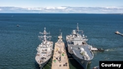 美國兩艘軍艦2023年6月4日準備離開愛沙尼亞港口參與波羅的海軍演。 （愛沙尼亞國防軍照片）