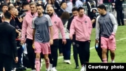 美职联球队国际迈阿密队长、世界球王梅西(右二)，在该队2月4日对阵香港队的友谊表演赛中缺阵，引起大批现场球迷不满 (照片由被访者赵小姐提供)