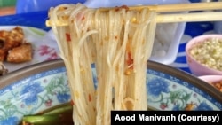 ເຂົ້າປຸ້ນບີບໃໝ່ ພ້ອມດ້ວຍຜັກເຄື່ອງຂີງ ແລະແຈ່ວຂີງ, ບ້ານຖິ່ນເພຍ, ນະຄອນຫຼວງວຽງຈັນ. (ຂອບໃຈພາບຈາກເຟສ໌ບຸກ Aood Manivanh)