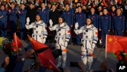 中國在酒泉衛星發生基地發射神舟十七號載人太空船，航太員湯洪波、唐勝杰和江新林出席歡送儀式。（2023年10月26日）