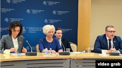 ປະທານສະມາຊິກສະພາຂອງບັນດາປະເທດທະເລບາລຕິກ ກ່າວຕໍ່ບັນດານັກຂ່າວຢູ່ທີ່ສະຖານທູດ ລີທົວເນຍ, ວັນທີ 31 ມັງກອນ 2024. ຊ້າຍຫາຂວາ: ບັນດາປະທານທີ່ລວມມີ ທ່ານນາງວິກໂທຣິຈາ ຄະມີລິດ-ນຽລສັນ ຈາກລີທົວເນຍ, ທ່ານນາງດາຍກາ ມິຣິນາ ຈາກ ລັດເວຍ ແລະ ທ່ານລົວຣີ ຮຸສຊາ ຈາກ ແອັສໂທເນຍ.