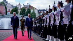 ປະທານາທິບໍດີ ລີທົວເນຍ ຈີຕານາສ ນໍເຊີດາ ຊ້າຍ ຕ້ອນຮັບ ປະທານາທິບໍດີສະຫະັດ ທ່ານໂຈ ໄບເດ່ັນ ທີ່ ທຳນຽບປະທານາທິບໍດີ ກ່ອນກອງປະຊຸມສຸດຍອດທີ່ນະຄອນວິລນຽສ ປະເທດລີທົວເນຍ ວັນທີ 11ໍ ພຶດສະຸພາ 2023. 