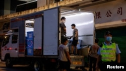 香港警察突然搜查葵涌永建路高威工業中心一單位並運走材料。（2023年7月5日）