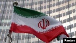 2023年6月5日，奧地利維也納，伊朗國旗飄揚在國際原子能總署(IAEA)總部前。（路透社）