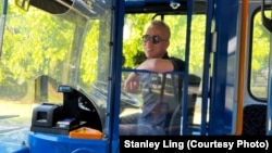 凌茂思駕駛巴士自得其樂。（圖片來源：受訪者提供）