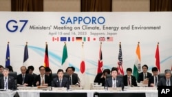 七國集團氣候、能源及環境部長會議3023年4月15日在日本札幌召開。日本經濟再生大臣西村康稔（Yasutoshi Nishimura）(前排左中）和環境大臣小泉進次郎(Akihiro Nishimura)(前排右中)共同主持了全體會議。