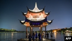 遊客在中國杭州舉辦第19屆亞運會前遊覽西湖。 （2023年9月18日）