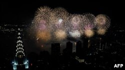 ແຟ້ມ - ວັນ​ຄ​ົບ​ຮອບ 46 ປີ ໃນ​ການ​ຈູດບັ້ງ​ໄຟ​ດອກ ທີ່​ຄຸ້ມ East River, ເມື່ອ​ວັນ​ທີ 4 ກໍ​ລະ​ກົດ 2022 ທີ່​ແນມ​ມາ​ຈາກ​ຊັ້ນ​ທີ 91 ຂອງ​ Summit One Vanderbilt Observation ທີ່​ນະ​ຄອນ​ນິວຢອກ. 