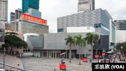 香港有大廈以LED燈牆展示慶回歸標語 （鄧凱欣拍攝）