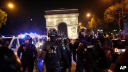 2023 年 7 月 1 日，警察在巴黎香榭麗舍大街凱旋門前巡邏。