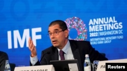 國際貨幣基金組織財政事務主任加斯帕爾在華盛頓對記者講話。（2022年10月12日）