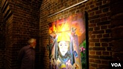 以”淋漓淋浪”為名的政治藝術家在“被北京禁止”展覽當中的展品 (美國之音/鄭樂捷)