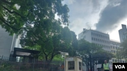 目前已改為律政司辦公室的前中區政府合署，曾是每年七大遊行的終點。惟現在已重門深鎖，嚴禁市民靠近，若有人靠近則被保全嚴斥離開。 (美國之音)