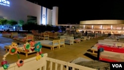 特拉维夫国家剧院哈比玛广场上的两百多张床，表达人们对人质的牵挂（美国之音/唐丹鸿）