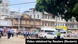 中国广东的警察封锁了廉江市一所幼儿园发生持刀砍人事件的现场。（2023年7月10日）