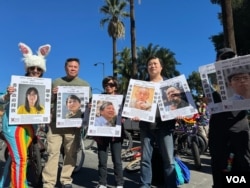 2023年11月19日星期日上午1100，洛杉磯人權組織「視覺藝術家協會」與中國異議人士齊聚帕薩迪納老城區，與杜達遊行隊伍共同沿街遊行，呼籲中國政府釋放香港和中國的政治犯。」 (美國之音張木林）