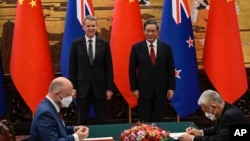 中國總理李強與新西蘭總理希普金斯在北京人大會堂出席兩國協議簽字儀式。（2023年6月28日）