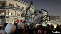 ປະຊາຊົນພາກັນກວດເບິ່ງ ລົດຄັນນຶ່ງ ຫຼັງຈາກທີ່ແຫຼ່ງຂ່າວດ້ານຄວາມໝັ້ນຄົງ ໄດ້ກ່າວວ່າ ໄດ້ມີການໂຈມຕີດ້ວຍເຮືອບິນບໍ່ມີຄົນຂັບທີ່ຮ້າຍແຮງ ໃນນະຄອນແບັກແດດ, ປະເທດອີຣັກ, ວັນທີ 7 ກຸມພາ 2024.