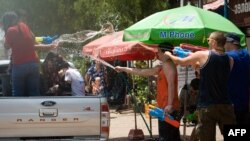 ນັກ​ທ່ອງ​ທ່ຽວ​ຕ່າງ​ຊາດ ຫົດ​ນ້ຳ​ໃສ່​ຄົນຢູ່ຫຼັງ​ລົດ​ກະ​ບະ​ໃນ​ງານ​ບຸນ​ປີ​ໃໝ່​ລາວ.