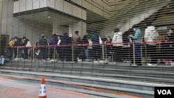 大批市民及懷疑排隊黨輪候黎智英國安案旁聽席。(美國之音/湯惠芸)